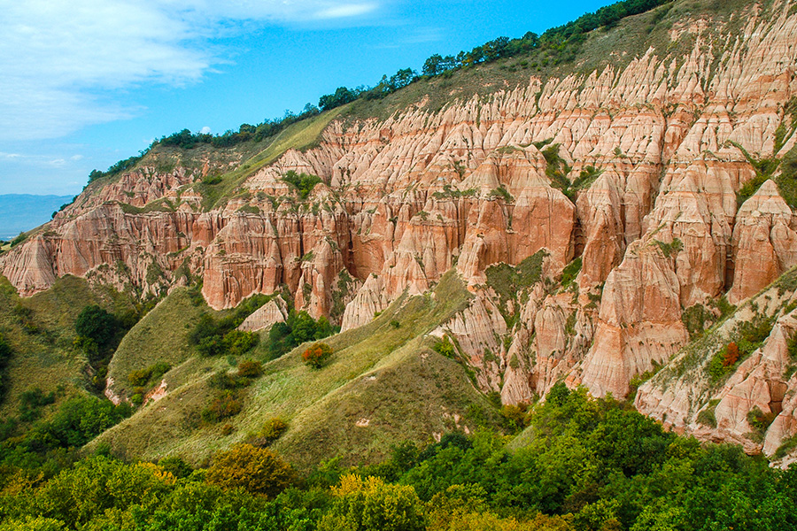 Blick auf die Hohe Rinne - rote geologische Formation in Transsylvanien