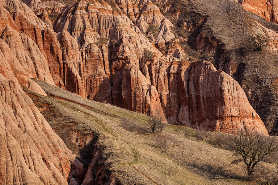 Blick auf die Hohe Rinne - rote geologische Formation in Transsylvanien