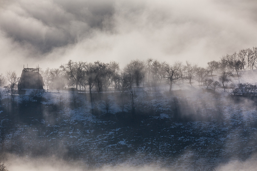 Neblige, mystische Bauernlandschaft in Transsylvanien