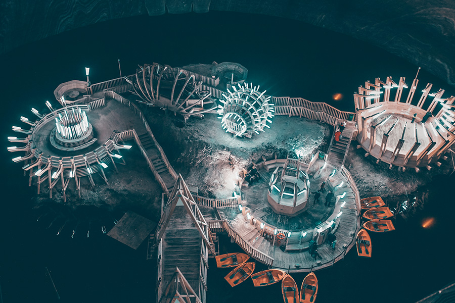 Blick von oben auf den Freizeitpark innerhalb der Salzmine Turda in Rumänien